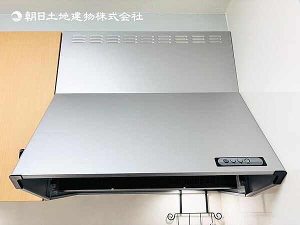 【スリム型レンジフード】稼働時の音が換気扇よりも静か 屋外とダイレクトにつながる換気扇と比べ、音が静かなメリットがあります。