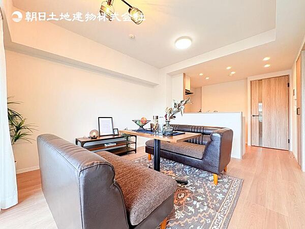 【LDK】大切なご家族が集まるからこそＬＤＫはこだわりたい！休日はおひさまの光をたっぷりと取りこめるリビングでゆったりと過ごしませんか？※家具は売買価格に含まれません。