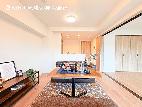 【LDK】大切なご家族が集まるからこそＬＤＫはこだわりたい！休日はおひさまの光をたっぷりと取りこめるリビングでゆったりと過ごしませんか？※家具は売買価格に含まれません。