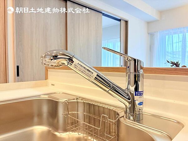 【浄水器一体型水栓】浄水器付きでおいしい水をいつでも手軽に使えます。飲み水やお料理にも安心ですね。