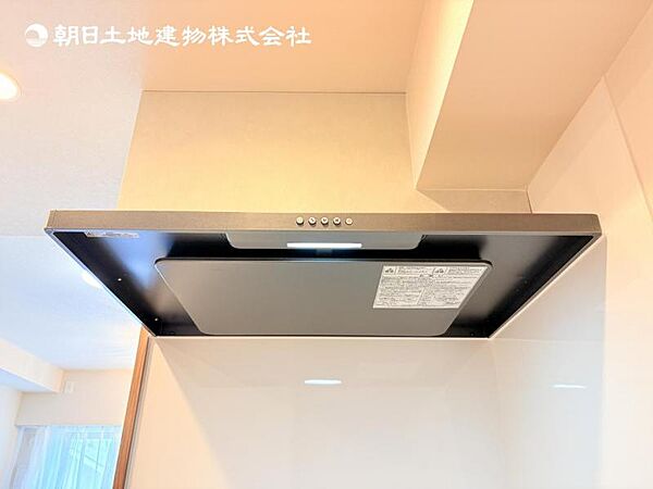 【スリム型レンジフード】稼働時の音が換気扇よりも静か 屋外とダイレクトにつながる換気扇と比べ、音が静かなメリットがあります。
