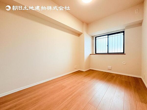 【洋室】木目のフローリングが暖かみのある室内に。明るい寝室で心地のいい朝を迎えられそう。