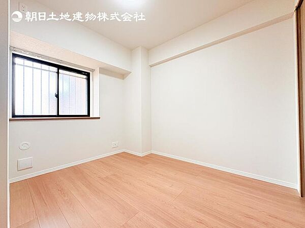 【洋室】木目のフローリングが暖かみのある室内に。明るい寝室で心地のいい朝を迎えられそう。