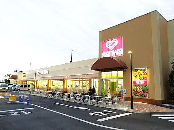 【sanwa　厚木飯山店】830ｍ　建物の屋上にも駐車場があるので車で来るお客様も安心です。100円ショップのセリアも併設されていて便利です。