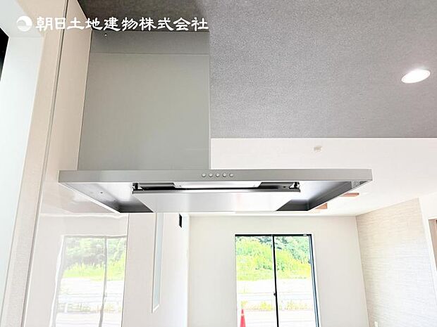 【スリム型レンジフード】稼働時の音が換気扇よりも静か 屋外とダイレクトにつながる換気扇と比べ、音が静かなメリットがあります。