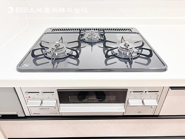 【三ツ口ガスコンロ】煮込み料理をする際にコンロが一つ塞がって他の料理ができなくて時間がかかる!そんな不満を解決してくれる3口コンロは他の調理ができるので捗ります!