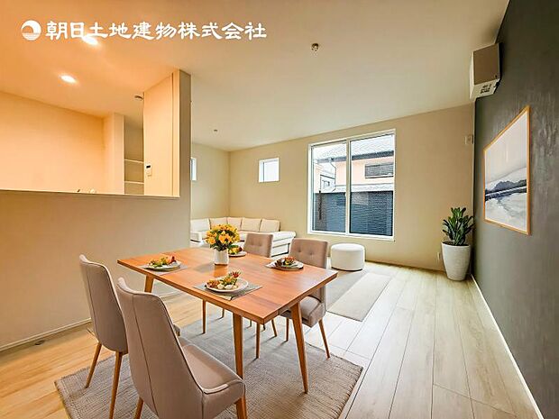 【LDK】大切なご家族が集まるからこそＬＤＫはこだわりたい！休日はおひさまの光をたっぷりと取りこめるリビングでゆったりと過ごしませんか？※家具はＣＧ合成の為付属しません。
