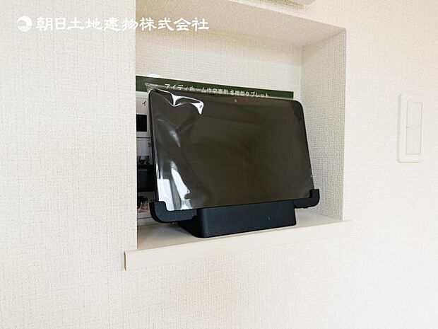 【モニター付きインターフォン】来訪者を映像で確認するシンプルな設備ながらセキュリティ効果はマル。最近は録画機能があるタイプも増え、留守中の訪問者も確認できます！