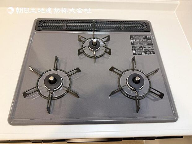 【三ツ口ガスコンロ】煮込み料理をする際にコンロが一つ塞がって他の料理ができなくて時間がかかる！そんな不満を解決してくれる3口コンロは他の調理ができるので捗ります！