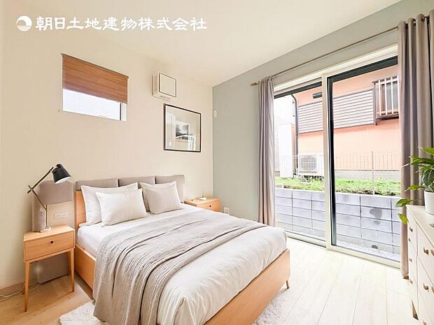 【洋室】木目のフローリングが暖かみのある室内に。明るい寝室で心地のいい朝を迎えられそう。※家具はＣＧ合成の為付属しません。