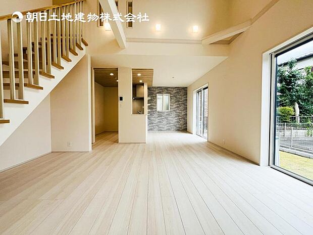【LDK】大切なご家族が集まるからこそＬＤＫはこだわりたい！休日はおひさまの光をたっぷりと取りこめるリビングでゆったりと過ごしませんか？