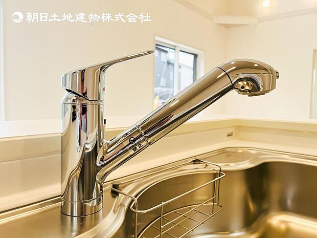【浄水器一体型水栓】浄水器付きでおいしい水をいつでも手軽に使えます。飲み水やお料理にも安心ですね。