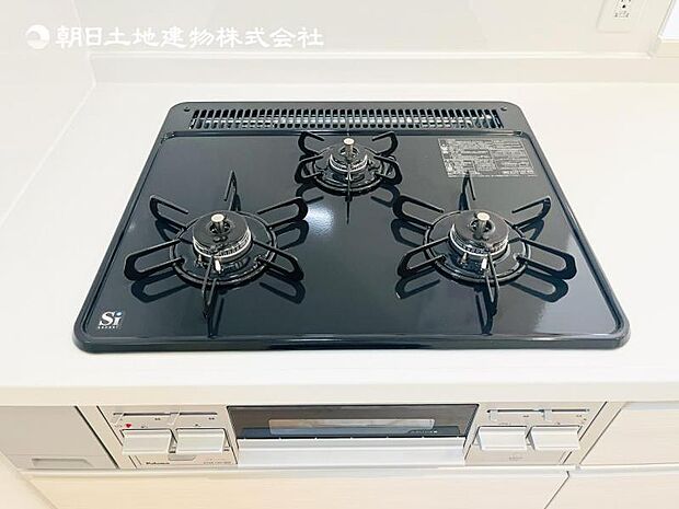 【三ツ口ガスコンロ】煮込み料理をする際にコンロが一つ塞がって他の料理ができなくて時間がかかる！そんな不満を解決してくれる3口コンロは他の調理ができるので捗ります！