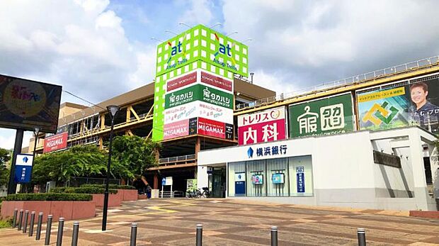 【アツギトレリス】2710m 大きなゲームセンターでユーホーキッチャーなど沢山設置されております。広い駐車場もあります。フードコートやスーパーもあります。