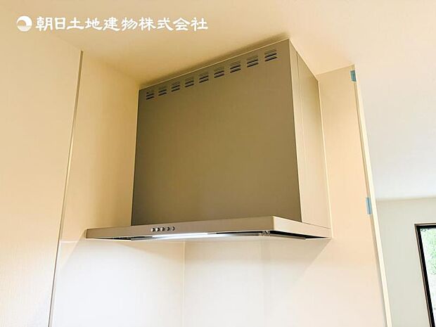 【スリム型レンジフード】稼働時の音が換気扇よりも静か 屋外とダイレクトにつながる換気扇と比べ、音が静かなメリットがあります。