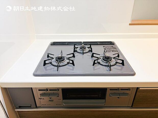 【三ツ口ガスコンロ】煮込み料理をする際にコンロが一つ塞がって他の料理ができなくて時間がかかる！そんな不満を解決してくれる3口コンロは他の調理ができるので捗ります！