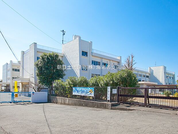 【座間市立ひばりが丘小学校】610ｍ　校舎の外周は桜で、満開時はとても綺麗になります。 校庭も広く休日はサッカーや野球チームが練習や試合を行っています。
