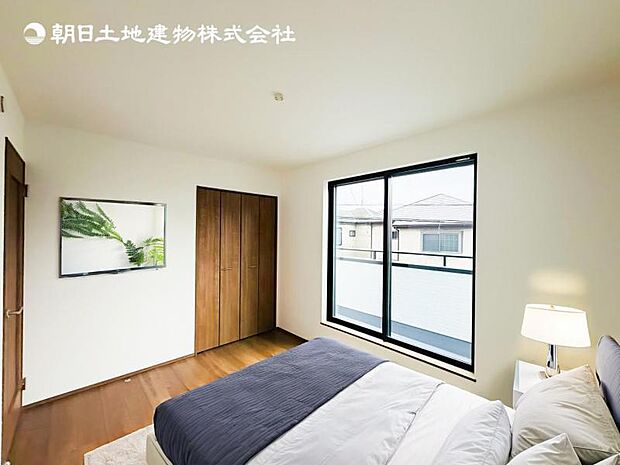 【洋室】木目のフローリングが暖かみのある室内に。明るい寝室で心地のいい朝を迎えられそう。※家具はCG合成の為付属しません。