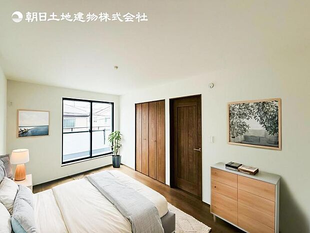 【洋室】木目のフローリングが暖かみのある室内に。明るい寝室で心地のいい朝を迎えられそう。※家具はCG合成の為付属しません。