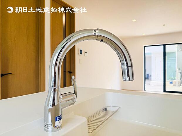 【浄水器一体型水栓】浄水器付きでおいしい水をいつでも手軽に使えます。飲み水やお料理にも安心ですね。