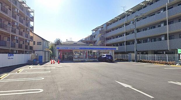 【ローソン・スリーエフ　座間相武台三丁目店】520ｍ　駐車場があります。店内も綺麗で買い物がしやすいです。