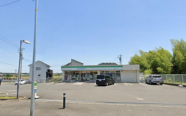 【ファミリーマート 平塚真田店】460m 駐車場が広く停めやすいです。店内も清潔感があり、品揃えも充実しています。