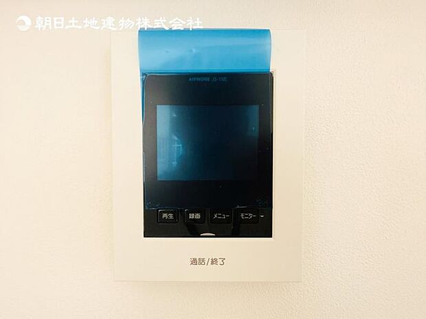 【モニター付きインターフォン】来訪者を映像で確認するシンプルな設備ながらセキュリティ効果はマル。最近は録画機能があるタイプも増え、留守中の訪問者も確認できます!