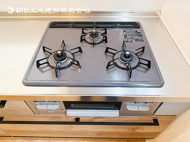 【三ツ口ガスコンロ】煮込み料理をする際にコンロが一つ塞がって他の料理ができなくて時間がかかる!そんな不満を解決してくれる3口コンロは他の調理ができるので捗ります!