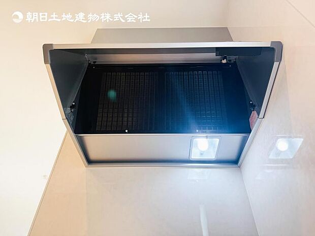 【スリム型レンジフード】稼働時の音が換気扇よりも静か 屋外とダイレクトにつながる換気扇と比べ、音が静かなメリットがあります。