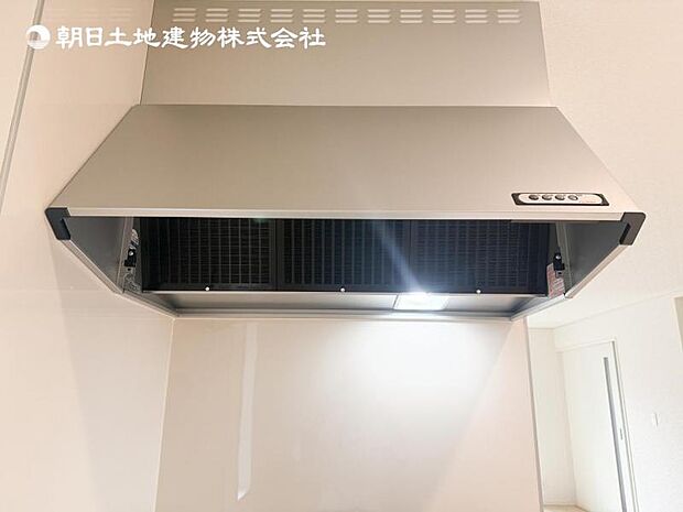 【スリム型レンジフード】稼働時の音が換気扇よりも静か 屋外とダイレクトにつながる換気扇と比べ、音が静かなメリットがあります。