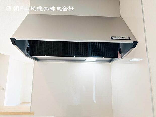 【スリム型レンジフード】稼働時の音が換気扇よりも静か 屋外とダイレクトにつながる換気扇と比べ、音が静かなメリットがあります。