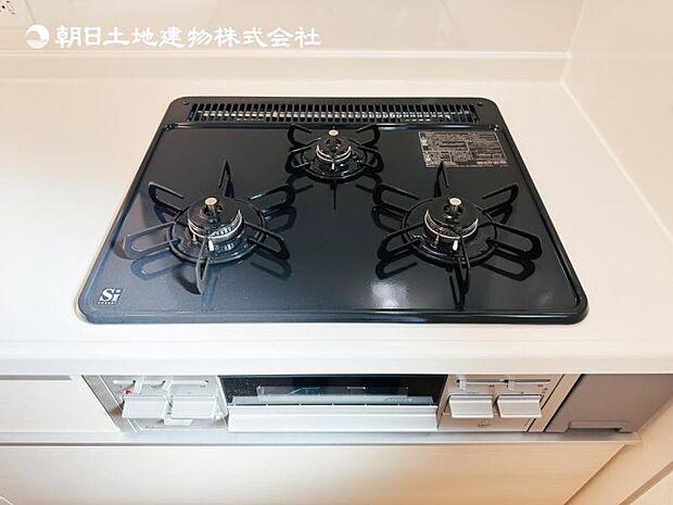 【三ツ口ガスコンロ】煮込み料理をする際にコンロが一つ塞がって他の料理ができなくて時間がかかる！そんな不満を解決してくれる3口コンロは他の調理ができるので捗ります！