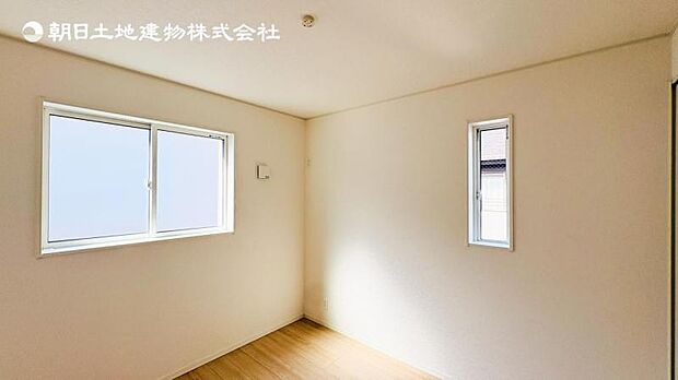 【洋室】木目のフローリングが暖かみのある室内に。明るい寝室で心地のいい朝を迎えられそう。