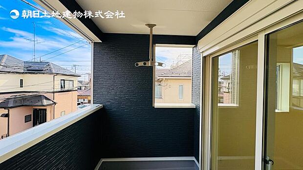 【奥行きのあるワイドバルコニー】ワイドバルコニーを設け、大家族にも対応できる物干しスペースを確保しております。