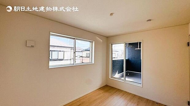 【洋室】木目のフローリングが暖かみのある室内に。明るい寝室で心地のいい朝を迎えられそう。