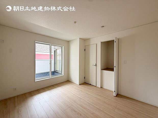 【洋室】木目のフローリングが暖かみのある室内に。明るい寝室で心地のいい朝を迎えられそう。