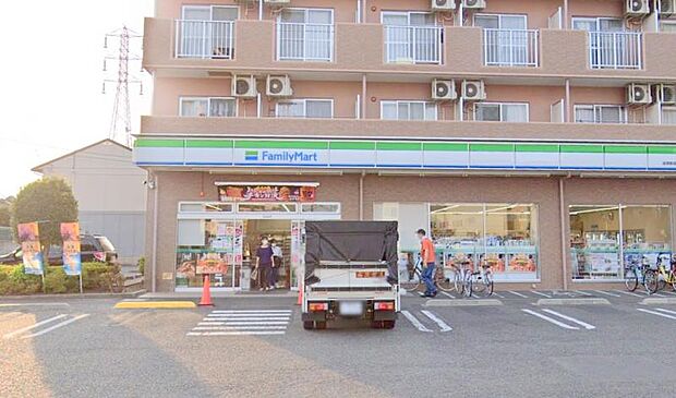 【ファミリーマート 座間郵便局前店】550m 駐車場ですが、開放的で止めやすいです。店内も広いです。