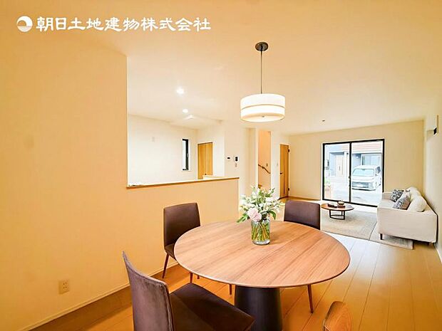 【LDK】大切なご家族が集まるからこそLDKはこだわりたい!休日はおひさまの光をたっぷりと取りこめるリビングでゆったりと過ごしませんか?※家具はCG合成の為付属しません。