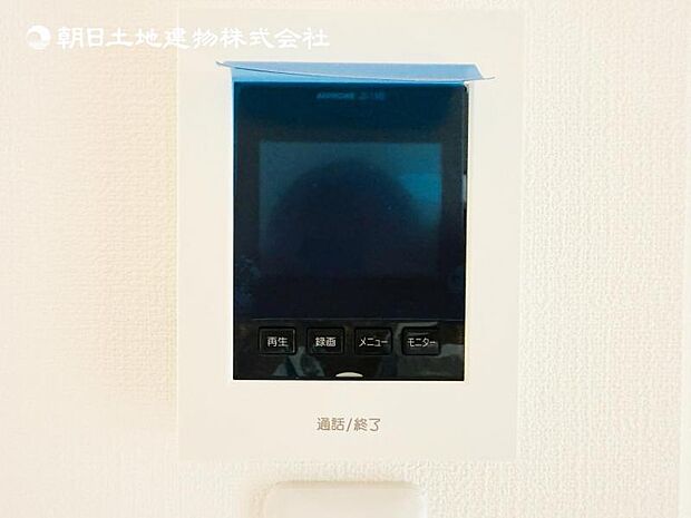 【モニター付きインターフォン】来訪者を映像で確認するシンプルな設備ながらセキュリティ効果はマル。最近は録画機能があるタイプも増え、留守中の訪問者も確認できます!