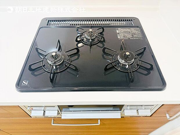 【三ツ口ガスコンロ】煮込み料理をする際にコンロが一つ塞がって他の料理ができなくて時間がかかる!そんな不満を解決してくれる3口コンロは他の調理ができるので捗ります!