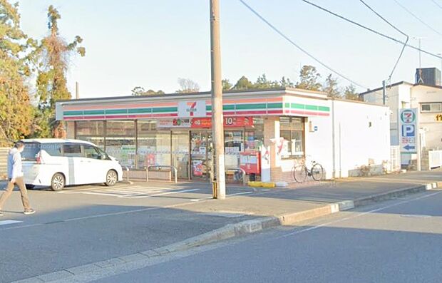 【セブンイレブン 綾瀬大上8丁目店】370m さがみの駅から徒歩15分程の場所にあり、大通り沿いにあって駐車場もある為、利用しやすいです。店内品揃え豊富です。