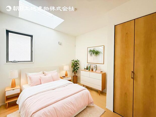 【洋室】木目のフローリングが暖かみのある室内に。明るい寝室で心地のいい朝を迎えられそう。※家具はCG合成の為付属しません。