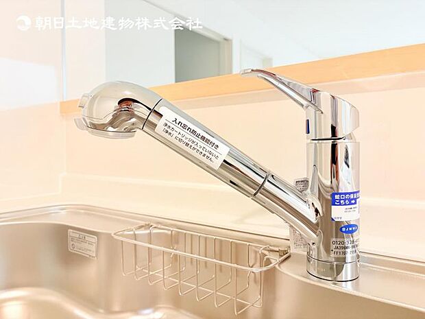 【浄水器一体型水栓】浄水器付きでおいしい水をいつでも手軽に使えます。飲み水やお料理にも安心ですね。