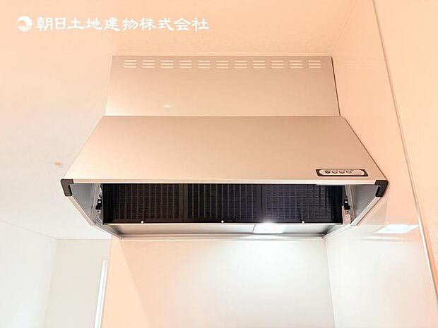 【スリム型レンジフード】稼働時の音が換気扇よりも静か 屋外とダイレクトにつながる換気扇と比べ、音が静かなメリットがあります。