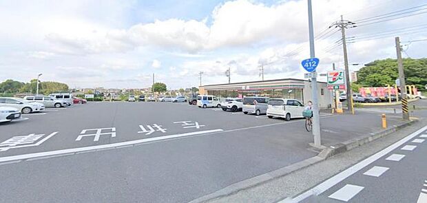 【セブンイレブン 厚木石神店】710m 店員さんが親切で丁寧です。駐車場も広いです。