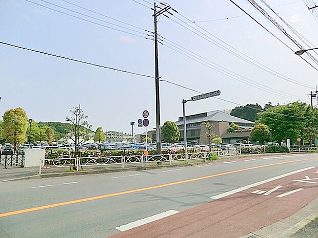 【荻野運動公園】1420m 体育館、テニスコート、プール、陸上競技場、大型の滑り台、広場など施設充実です。公園も広くてジョギングやウオーキングなどにも適しています。