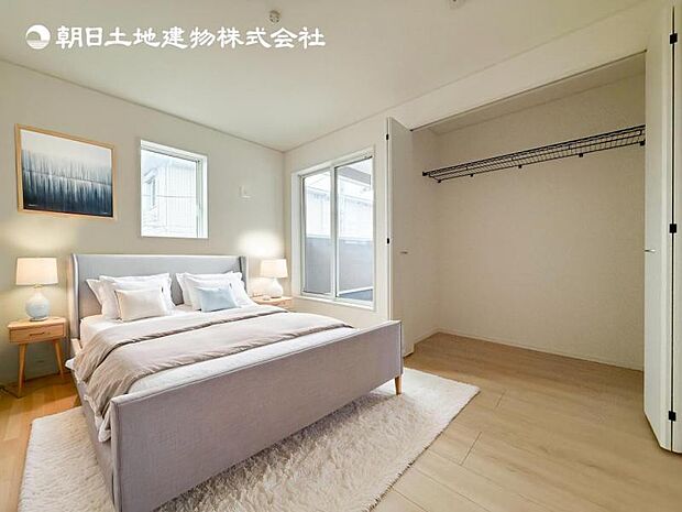 【洋室】木目のフローリングが暖かみのある室内に。明るい寝室で心地のいい朝を迎えられそう。※家具はCG合成の為付属しません。