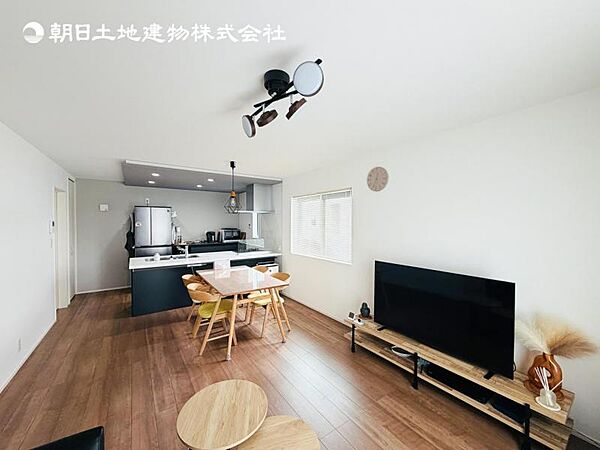 【開放感あふれるLDK】大変綺麗にお使いでリフォーム無しでそのままお住まいになれます！