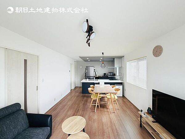 【開放感あふれるLDK】大変綺麗にお使いでリフォーム無しでそのままお住まいになれます！