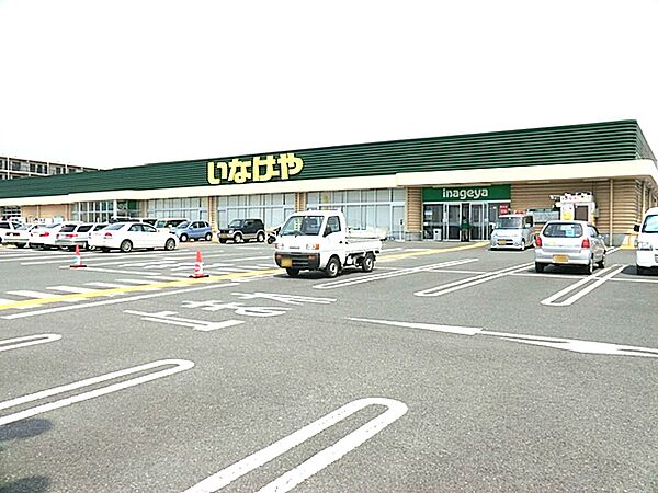 【いなげや　厚木三田店】2850ｍ　隣にはドラッグストアもあります。店内は清掃が行き届いており、品揃えも豊富です。店員さんも親切丁寧な対応をしてくれます。